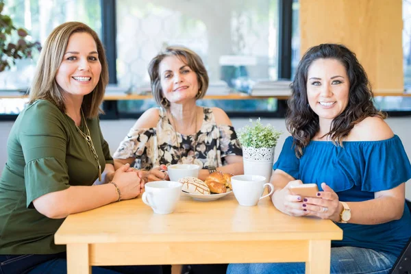 Belle Amiche Mezza Età Che Divertono Ristorante — Foto Stock