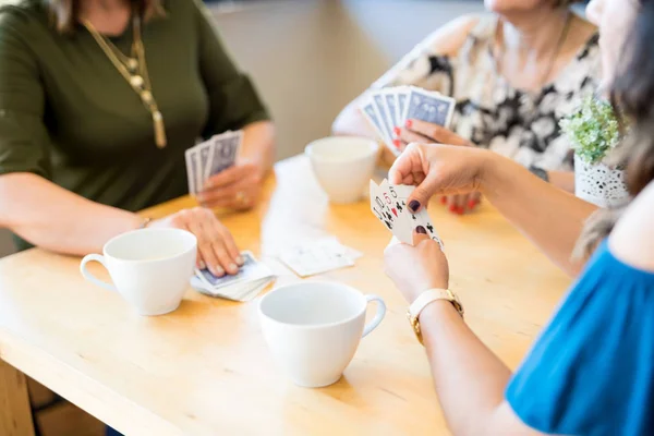 Grupo Três Amigas Jogando Cartas Bebendo Café Café — Fotografia de Stock