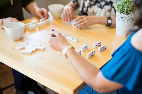 Bijgesneden Afbeelding Van Vrouwelijke Vrienden Spelen Van Domino Bij Koffie — Stockfoto