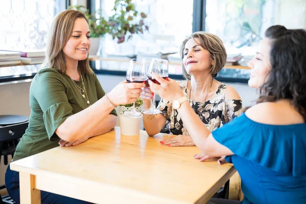一组女性朋友在餐馆里做一杯葡萄酒敬酒 — 图库照片
