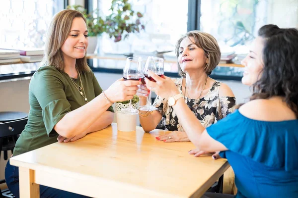 Grupo Amigas Haciendo Brindis Con Una Copa Vino Restaurante — Foto de Stock