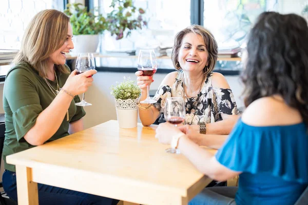 Güzel Olgun Kadın Şarap Içme Restoranda Arkadaşları Ile Iyi Vakit — Stok fotoğraf