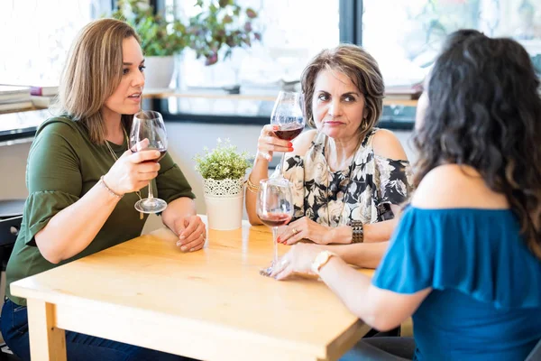 Grupo Tres Amigas Hablando Algo Serio Mientras Beben Vino Restaurante — Foto de Stock