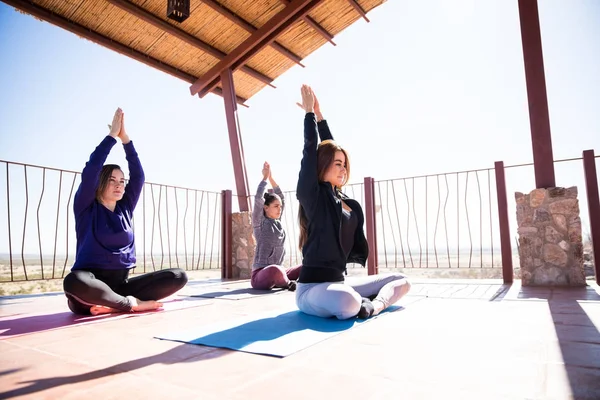 Grupo Três Mulheres Hispânicas Relaxando Uma Pose Ioga Fácil Aula — Fotografia de Stock