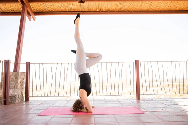 Sidovy Fit Ung Kvinna Utföra Huvudstående Yoga Gym — Stockfoto