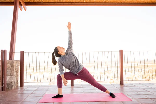 Vältränad Ung Spansktalande Kvinna Gör Nya Yogaställningarna Yoga Studio — Stockfoto