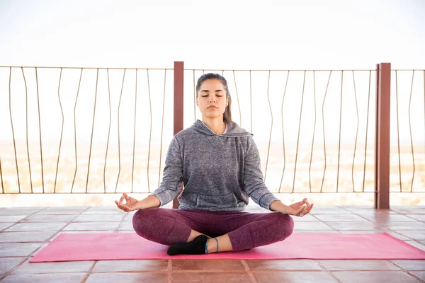 Attraktive Lateinamerikanische Frau Sitzt Und Meditiert Auf Einer Yogamatte Mit — Stockfoto