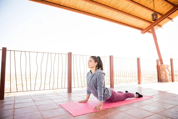 Vacker Ung Kvinna Som Gör Cobra Pose Yoga Fitness Club — Stockfoto