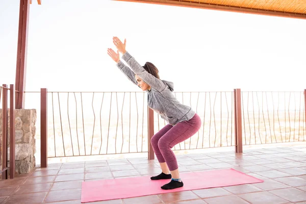 Full Längd Fit Ung Spansktalande Kvinna Öva Stol Pose Yoga — Stockfoto