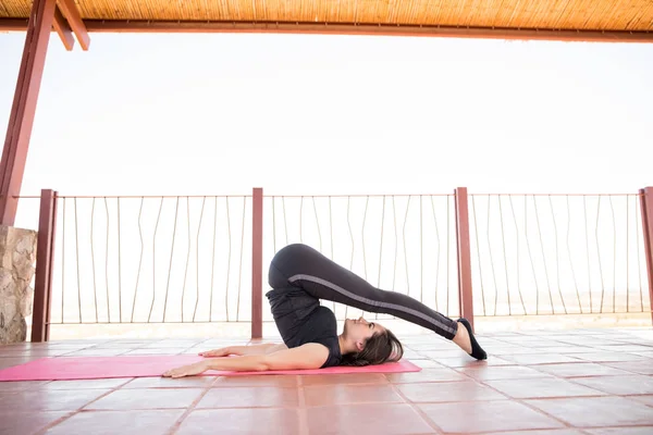 Junge Lateinische Frau Praktiziert Yoga Und Macht Pflug Pose — Stockfoto