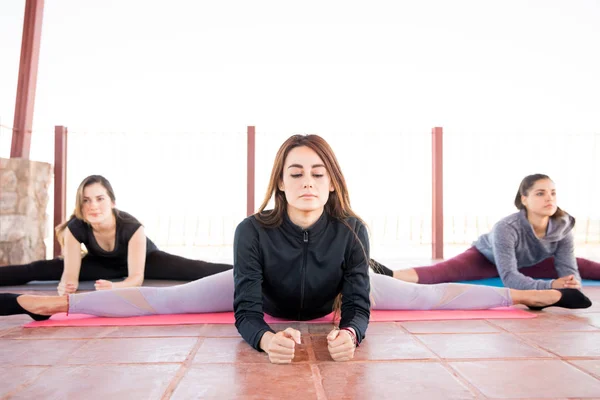 Belles Jeunes Femmes Qui Font Des Fractures Jambe Dans Cours — Photo