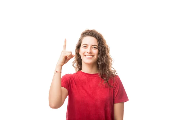 Retrato Una Hermosa Hembra Caucásica Apuntando Hacia Arriba Con Dedo —  Fotos de Stock