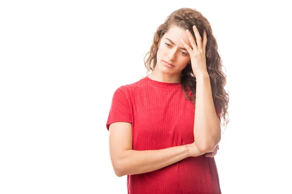 Jonge Kaukasische Vrouw Permanent Met Haar Hand Het Hoofd Kijkt — Stockfoto