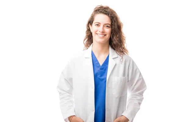 Retrato Uma Boa Aparência Médica Feminina Vestindo Casaco Laboratório Sorrindo — Fotografia de Stock