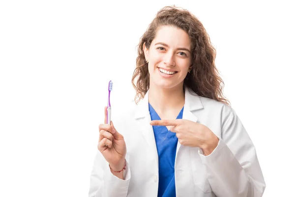 Porträt Einer Niedlichen Ärztin Die Einen Laborkittel Trägt Eine Zahnbürste — Stockfoto