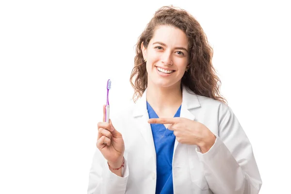 Ritratto Una Graziosa Dottoressa Che Indossa Camice Laboratorio Che Mostra — Foto Stock