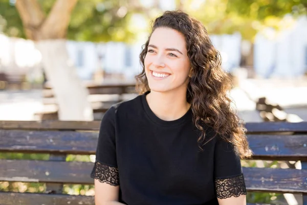 Portrait Beautiful Young Woman Sitting Bench Looking Away Smiling — Stock Photo, Image