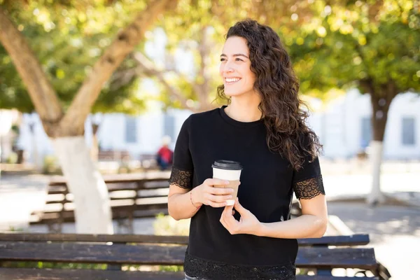 一杯のコーヒーと一緒に外に立って格好良い女性 — ストック写真