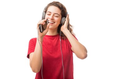 Güzel genç kadın şarkı karaoke ve beyaz arka plan üzerinde izole eğleniyor