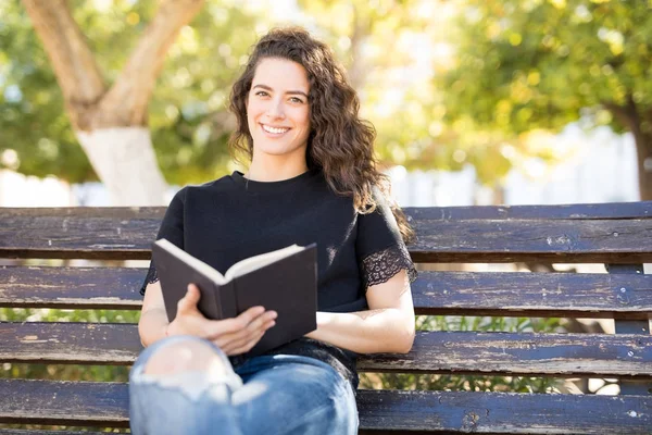 Portret Van Mooie Jonge Vrouw Zitten Met Een Boek Bankje — Stockfoto