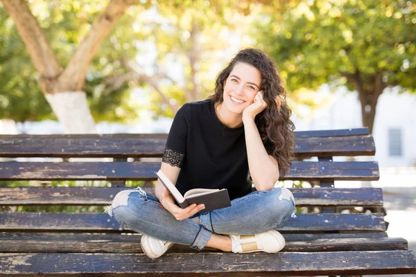 Ελκυστική Νεαρή Γυναίκα Που Κάθεται Ένα Παγκάκι Ένα Βιβλίο — Φωτογραφία Αρχείου