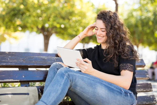 Χαλαρή Νεαρή Γυναίκα Κάθεται Ένα Παγκάκι Και Χρησιμοποιώντας Ψηφιακό Tablet — Φωτογραφία Αρχείου