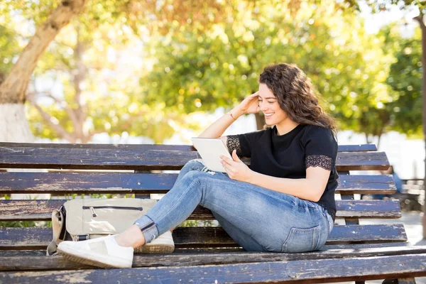 Mutlu Bir Genç Kadın Bir Park Bankında Otururken Dijital Tablet — Stok fotoğraf