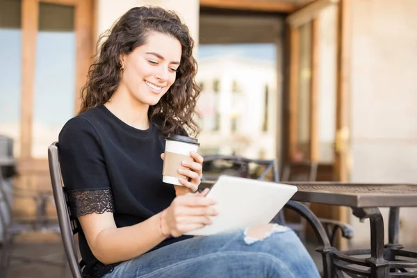 Jovem Mulher Sentada Café Usando Tablet Digital — Fotografia de Stock