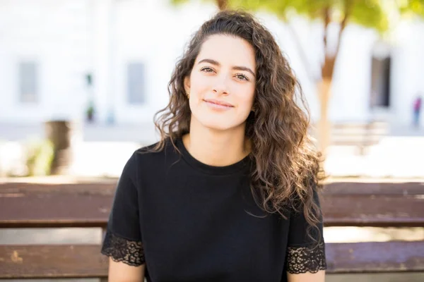 Young Woman Sitting Bench Making Eye Contact — Stock Photo, Image