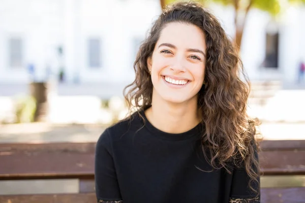 Jalá Morena Sonriendo Mientras Está Sentado Banco Fuera Haciendo Contacto — Foto de Stock