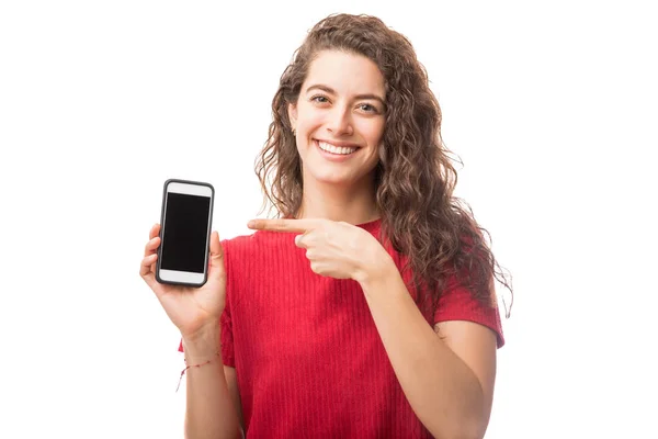 Good Looking Caucasian Young Woman Pointing Her Smartphone Screen Smiling — Stock Photo, Image