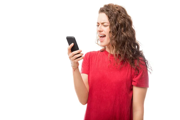 Mujer Joven Furiosa Gritando Teléfono Móvil Aislado Sobre Fondo Blanco — Foto de Stock