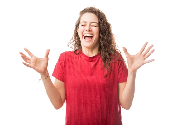 Fröhliche Junge Frau Lacht Isoliert Auf Weißem Hintergrund — Stockfoto