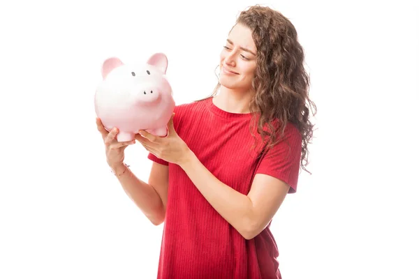 Schöne Junge Frau Mit Einem Sparschwein Isoliert Auf Weißem Hintergrund — Stockfoto