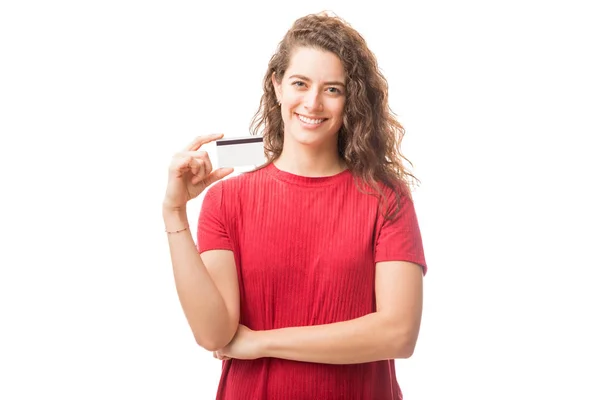 Portret Van Een Mooie Brunette Met Een Credit Card Geïsoleerd — Stockfoto