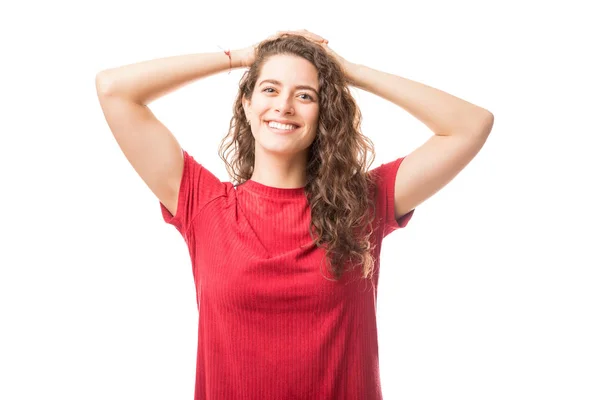 Ritratto Bella Giovane Donna Piedi Con Mani Sulla Testa Sorridente — Foto Stock