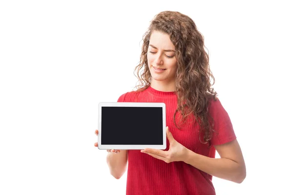 白い背景で隔離のタブレット コンピューターの画面を表示中のきれいな女性 — ストック写真