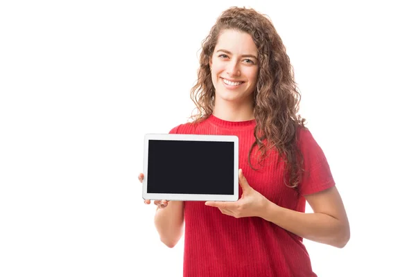 魅力的な白人女性デジタル タブレットを保持していると大きな笑みを浮かべて白い背景で隔離の画面を表示 — ストック写真