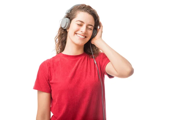 Aantrekkelijke Jonge Kaukasische Vrouw Hoofdtelefoon Dragen Het Luisteren Naar Haar — Stockfoto
