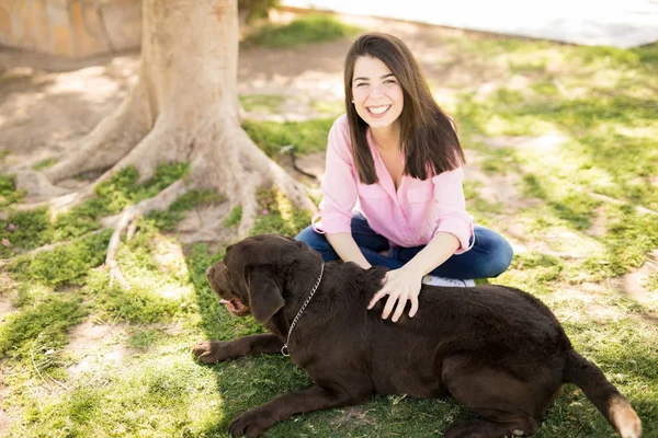 Söt Ung Latin Kvinna Med Hennes Hund Park Och Ler — Stockfoto