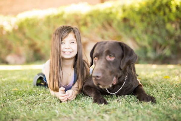 Sorrindo Alegre Pequena Criança Que Jaz Com Cão Estimação Grama — Fotografia de Stock