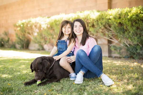 Mãe Muito Jovem Com Filha Sentada Cão Estimação Casa Jardim — Fotografia de Stock