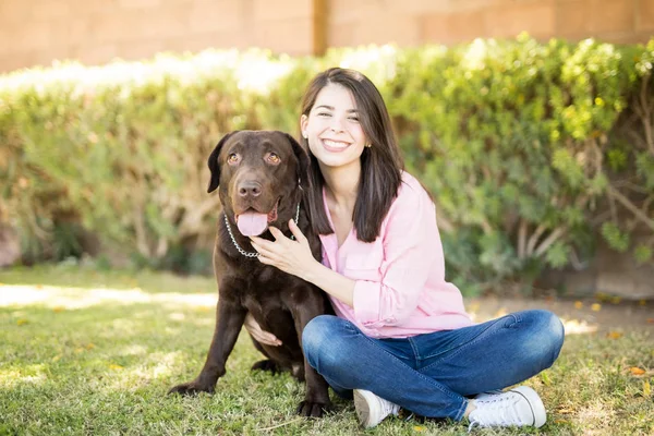 Prachtige Vrouw Met Huisdier Hond Chocolade Labrador Zitten Het Park — Stockfoto