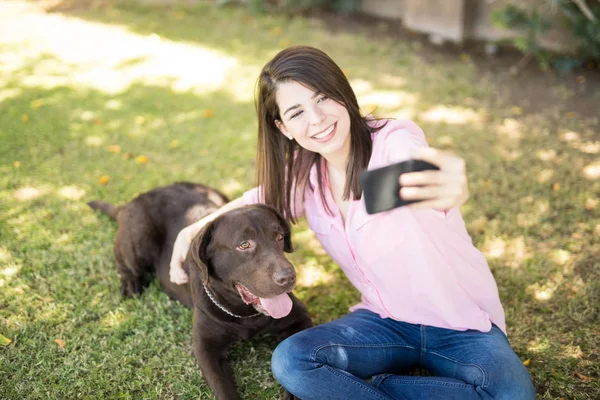 Nádherná Mladá Žena Její Přátelský Pes Pořizování Selfie Smartphone Parku — Stock fotografie