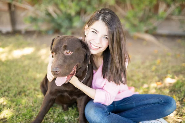 Deliziosa Donna Che Abbraccia Labrador Cioccolato Durante Estate Parco — Foto Stock