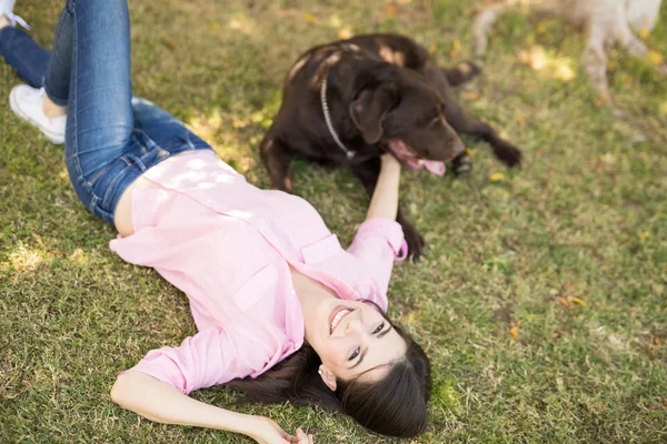 Veselá Žena Pocit Při Ležení Trávě Vedle Psa Zdarma — Stock fotografie