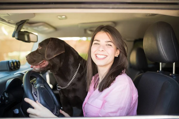 Retrato Una Joven Alegre Sentada Coche Conduciendo Para Viaje Con — Foto de Stock