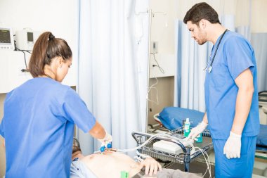 EKG Elektrotları ile ikame makine hastane acil serviste doktorlar hastanın göğsüne koyarak hemşire