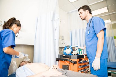 Doktorlar bilinçsiz hasta için havalandırma için bir ambu torbası kullanma