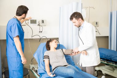 Genç bayan hasta muayene ve kan basıncı bir hastanede kontrol doktorlar